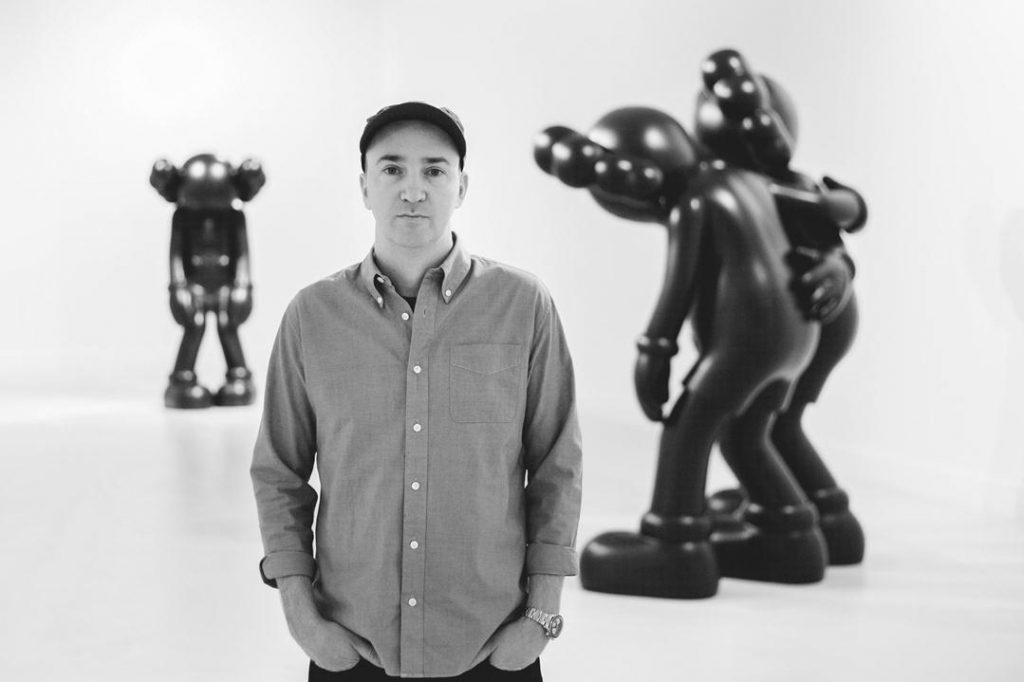 2. คอวส์ (KAWS) ศิลปินชื่อดัง