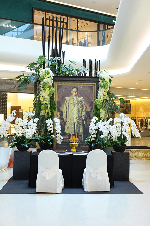 เซ็นทรัล เอ็มบาสซี จัดเตรียมโต๊ะลงนามแสดงความอาลัย